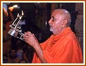 Performing the morning arti