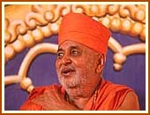 Swamishri in an illustrious mood, Mumbai