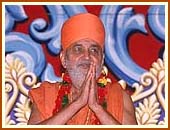 Swamishri accepts the honors in all humility