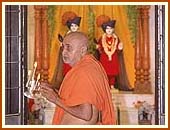 Performing arti,Nadiad mandir