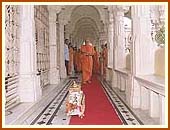 Maneuvering the chariot with Harikrishna Maharaj on the day of Rathyatra, Bochasan, 14 July, 1999