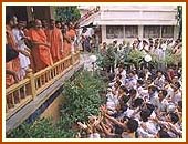 Showering flowers on    students who pilgrimaged from Vidyanagar, Bochasan, 14 July, 1999
