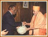 Swamishri greeted by the President of Botswana, Hon. Festus G Mogae
