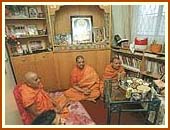 Swamishri devotionally sings the Thal before Thakorji