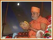 Swamishri performing rituals during a Yagna for world peace, on the eve of the mandir consecration ceremony, Durban