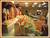 Swamishri performing the Annakut Arti