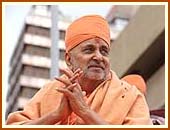 Humbly responding to the devotees in the procession