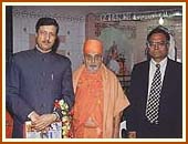 Swamishri with Zambia's Minister of Agriculture, Shri Suresh Desai, and the Indian High Commissioner, Shri Atri