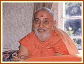 Swamishri blessing and guiding the devotees with profound compassion 