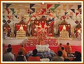 Performing Annakut arti