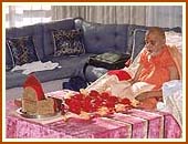 Swamishri absorbed in his morning puja