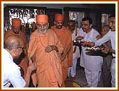 Welcomed at the old Swaminarayan mandir, Nagara road, Nairobi, 21 Aug 99
