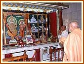Doing darshan at the old Swaminarayan mandir, Nairobi, 21 Aug 99