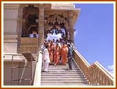 Descending the steps of Mandir, 22 Aug 99