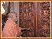 Ornately carved main door of the Mandir, 22 Aug 99