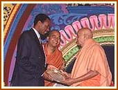 Presenting a plaque to the Minister for Tourism , Hon. Henry Kosagi, 25 Aug 99 