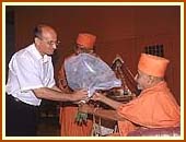Deputy Mayor of Tel Aviv, Hon. Micheal Roe, welcomes Swamishri. 3 Sept 99