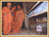 Offering Dhun and prayers for inter-faith harmony and world peace with Thakorji on the altar of Jesus Christs birth place. The 14-pointed Silver Star signifies the birth place. 4 Sept 99