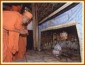 Offering Dhun and prayers for inter-faith harmony and world peace with Thakorji on the altar of Jesus Christs birth place. The 14-pointed Silver Star signifies the birth place. 4 Sept 99
