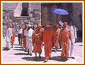 Swamishri at the 'Basilica of the Nativity' - the church wherein lies the birth place of Christ. 4 Sept 99