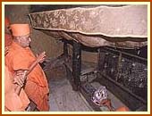 Chanting prayers by the manger where Christ was born.
 4 Sept 99