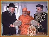 Presenting a plaque to Swamishri. 5 Sept 99