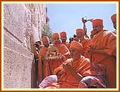Placing a flower offered to Harikrishna Maharaj in a recess of the Wailing Wall and then the Swaminarayan dhun was chanted for the good of all. 5 Sept 99