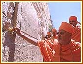 Placing a flower offered to Harikrishna Maharaj in a recess of the Wailing Wall and then the Swaminarayan dhun was chanted for the good of all. 5 Sept 99