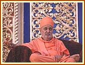 Swamishri in the assembly