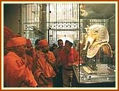 The gold mask and sarcophagus of Tutankhamen at 'The Egyptian Museum'. 2 Sept 99