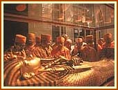 The gold mask and sarcophagus of Tutankhamen at 'The Egyptian Museum'. 2 Sept 99