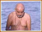 After bathing Lord Harikrishna Maharaj in the ocean waters, Swamishri prays for rain in the whole of Gujarat and offers obeisance to the sun-god. 14 Sept 99