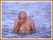 After bathing Lord Harikrishna Maharaj in the ocean waters, Swamishri prays for rain in the whole of Gujarat and offers obeisance to the sun-god. 14 Sept 99