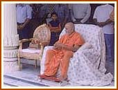 Swamishri on the mandir grounds,
Sep 19 1999