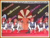 Swamishri with balaks,Sep 19 1999 