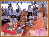 Performing aarti during Jal Zilani festival,Sep 21 1999 