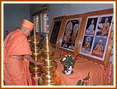 Swamishri performing Kalash pujan,  Sep 26 1999