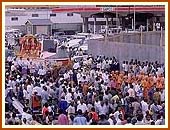 Procession of the murtis on the streets of Kampala, Sep 26 1999