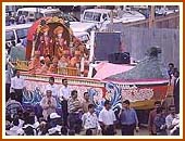 Akshar Purushottam Maharaj being paraded in a float,Sep 26 1999