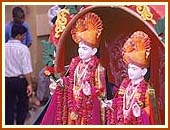 Beautifuly adorned murtis of Akshar Purushottam Maharaj during the procession