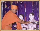 Performing pran-pratishtha, Sep 27 1999