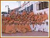 Group photo of sadhus and devotees with Swamishri