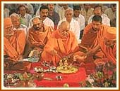 Performing rituals during murti-pratishtha ceremony, Sep 19 1999 