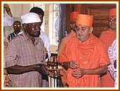 After performing arti Swamishri gives the last round of aarti to Mustafa 1 Oct 99