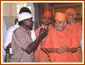 Swamishri at the Sanatan Mandir with the pujari, Mustafa 1 Oct 99
