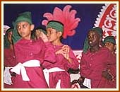 Balaks performing Welcome dance 31 Sep 99