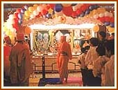 Performing arti at the mandir, 3 Oct 99 