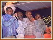 Local orphans singing slokas before Swamishri, 5 Oct 99 