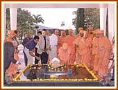 Offering flowers at the memorial of Muljibhai Madhvani, Kakira,2 Oct 99