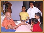 Swamishri conversing with the balaks, 8 Oct 99